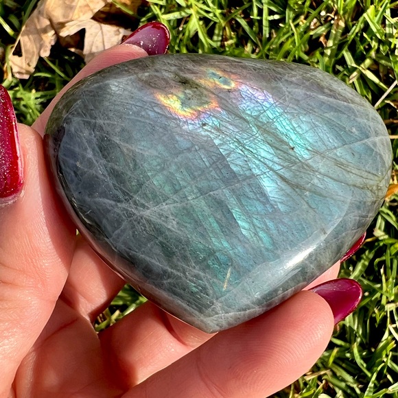 Labradorite Heart Carving - Blue and Pink Flash - Picture 1 of 4